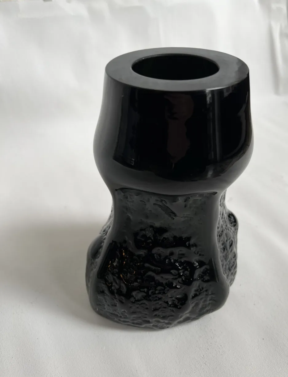 vaso antico nero con design texturizzato