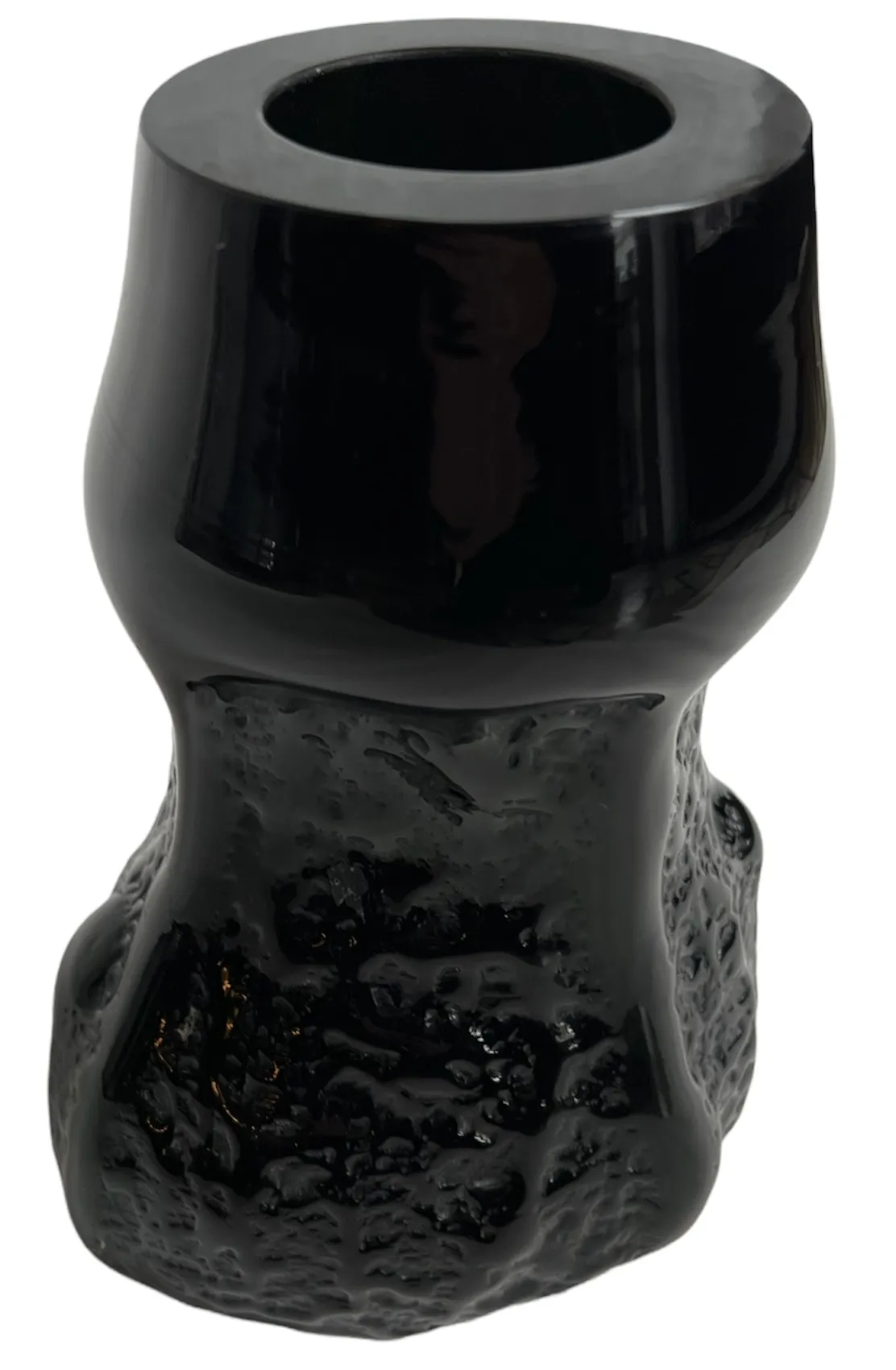 florero antiguo de cerámica negra con textura irregular, fondo blanco