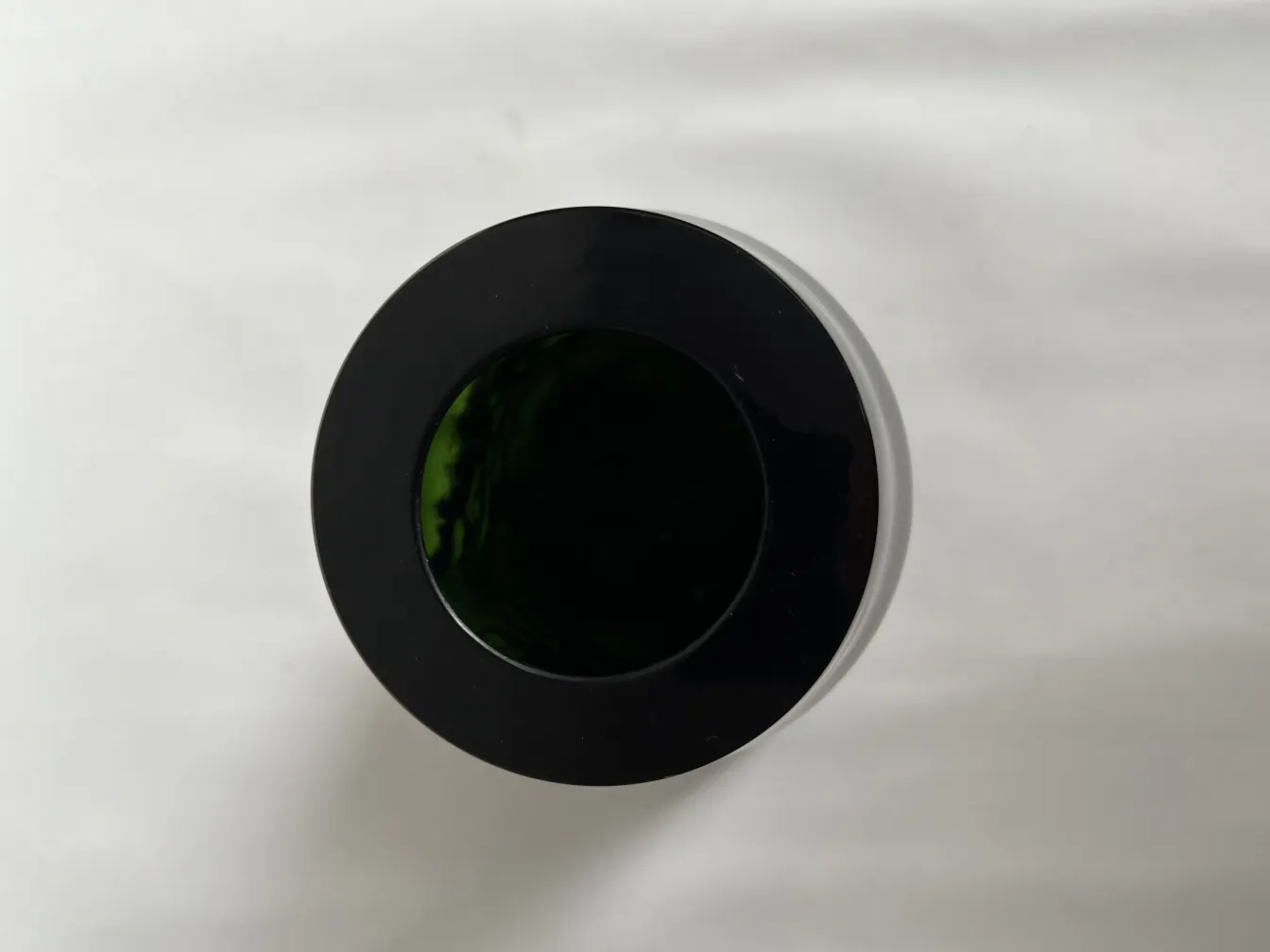 vase antico con bordo nero e interno verde