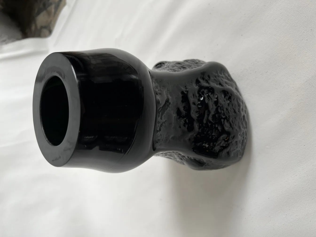 vase ancien noir avec texture intéressante et forme unique sur fond blanc