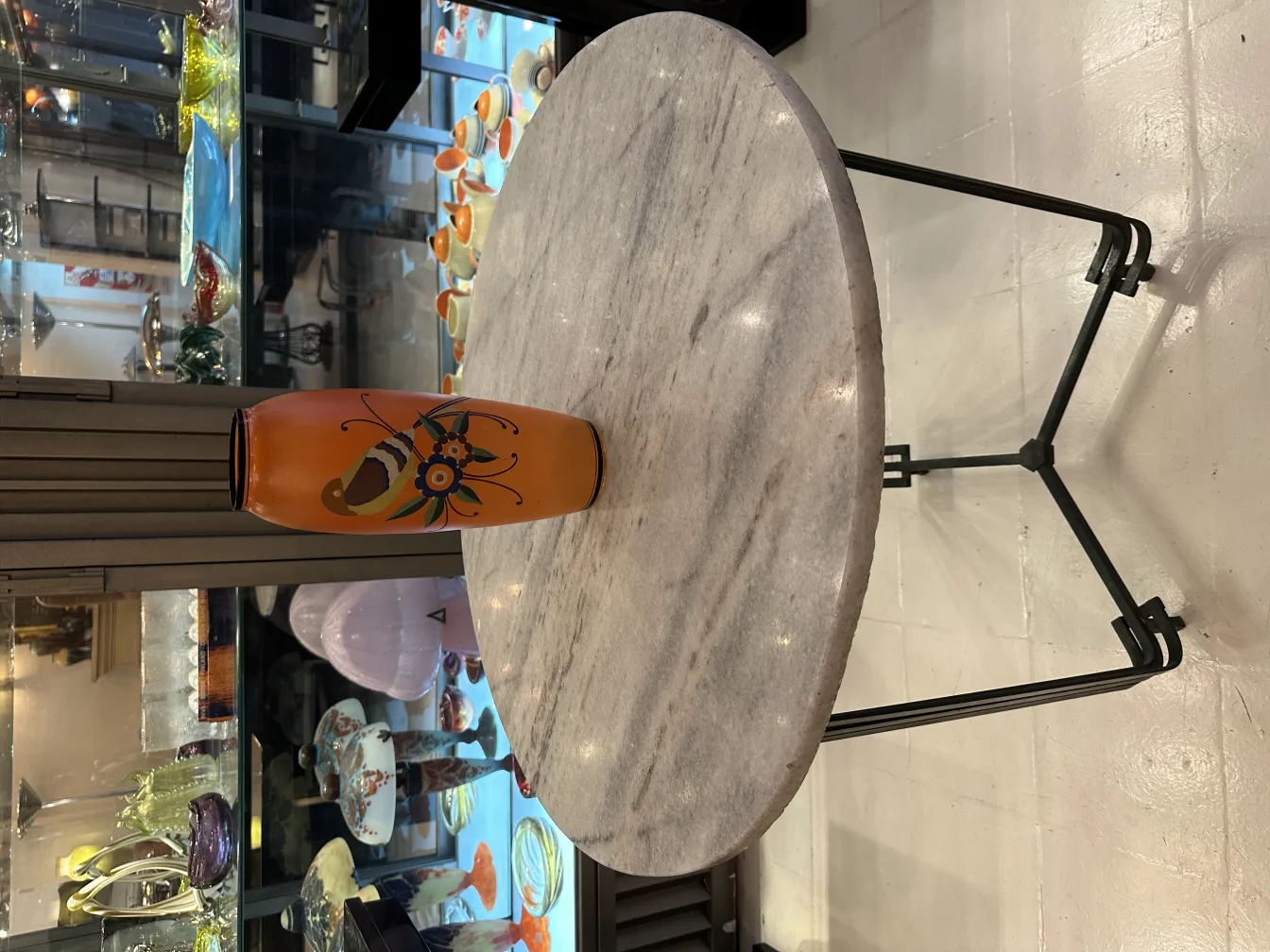 antike bunte vase mit künstlerischen details auf dem tisch