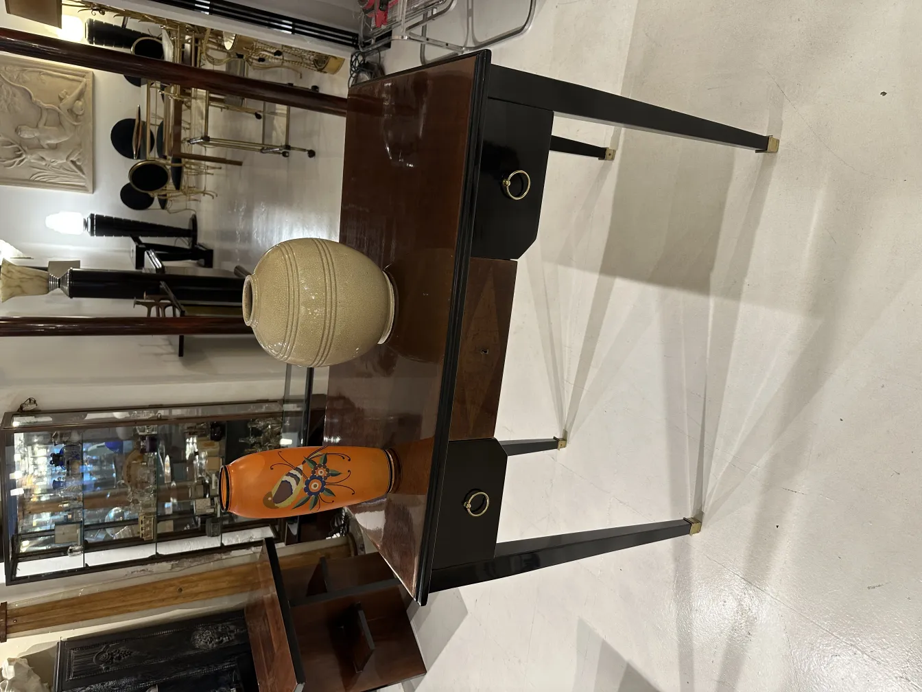 antike vase auf einem tisch, mit hintergrund von vintage-gegenständen