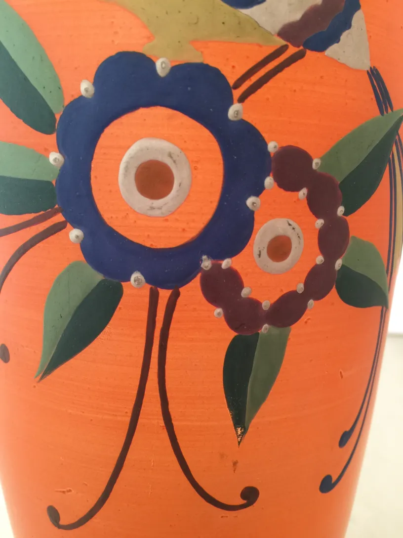 Vaso de flores antigo na cor laranja com decoração