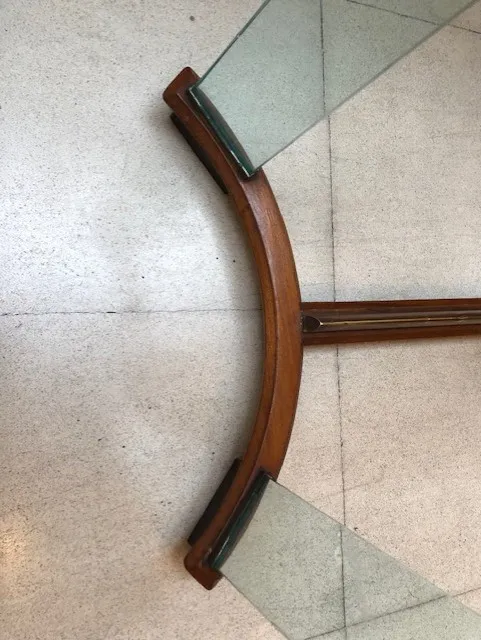 antiker Tisch mit gebogener Form und Glasoberfläche, eleganter Raum