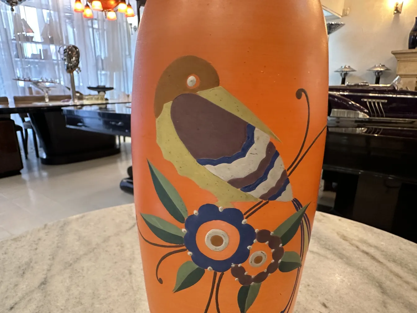 vaso antigo de cerâmica com design de pássaro e flores em um ambiente elegante