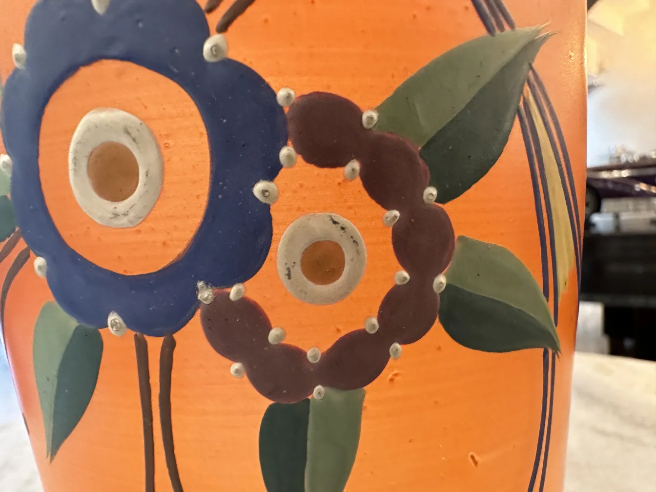 antike keramische vase mit bunten blumenmalereien