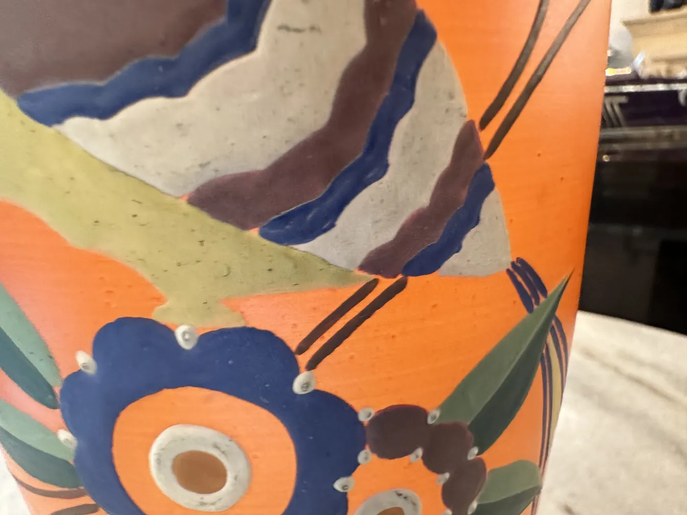 vase ancien décoré de fleurs colorées sur une table