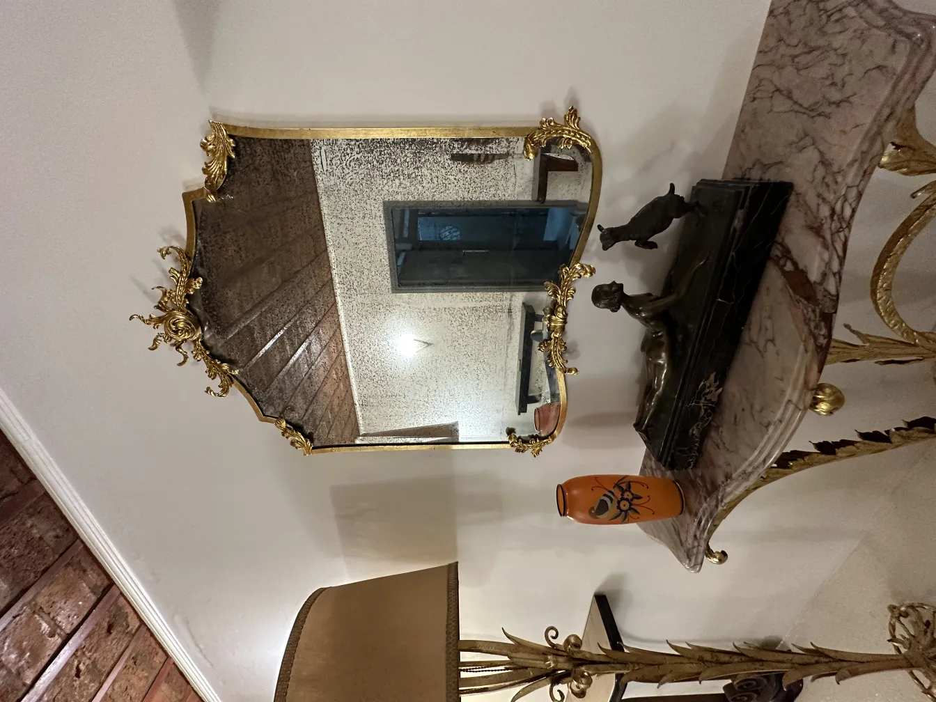 vase ancien dans un cadre décoratif avec un miroir