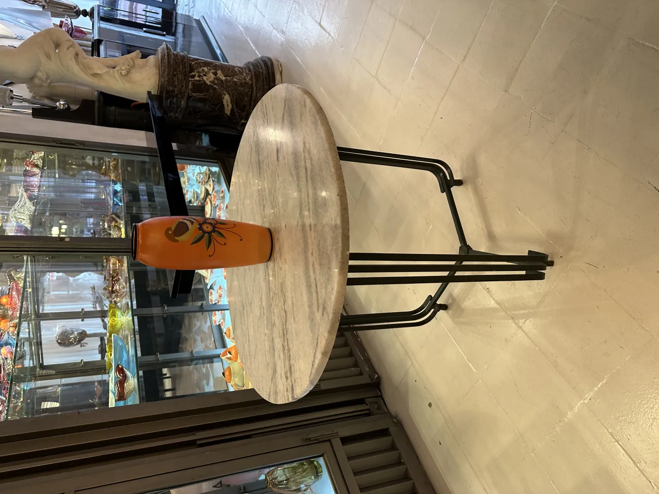 고대 꽃병이 다채롭게 장식된 테이블 위에 있습니다.