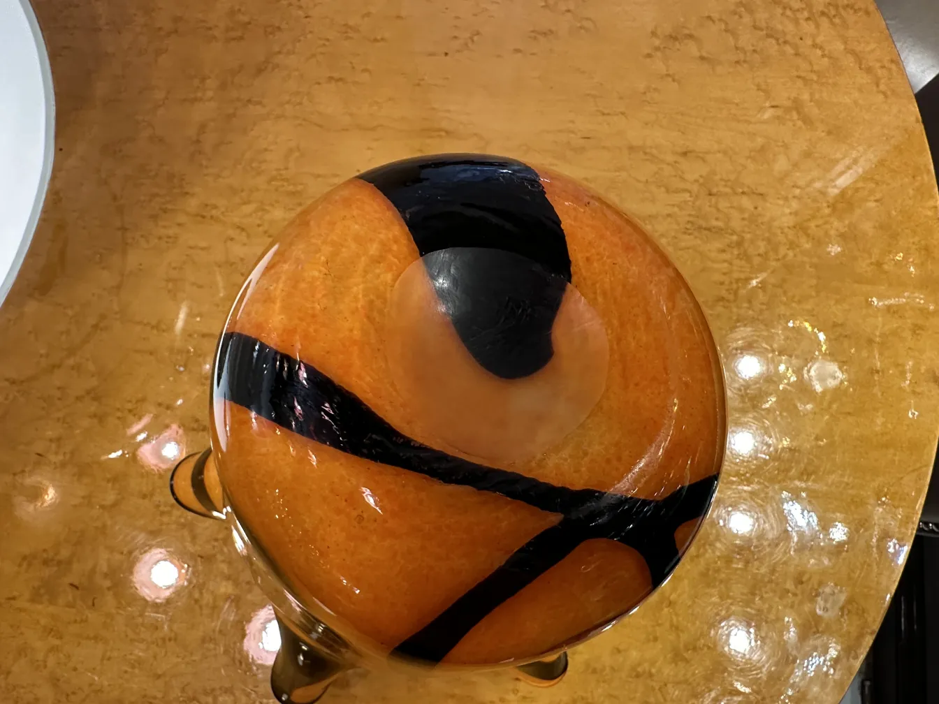 Vaso antico con design arancione e nero