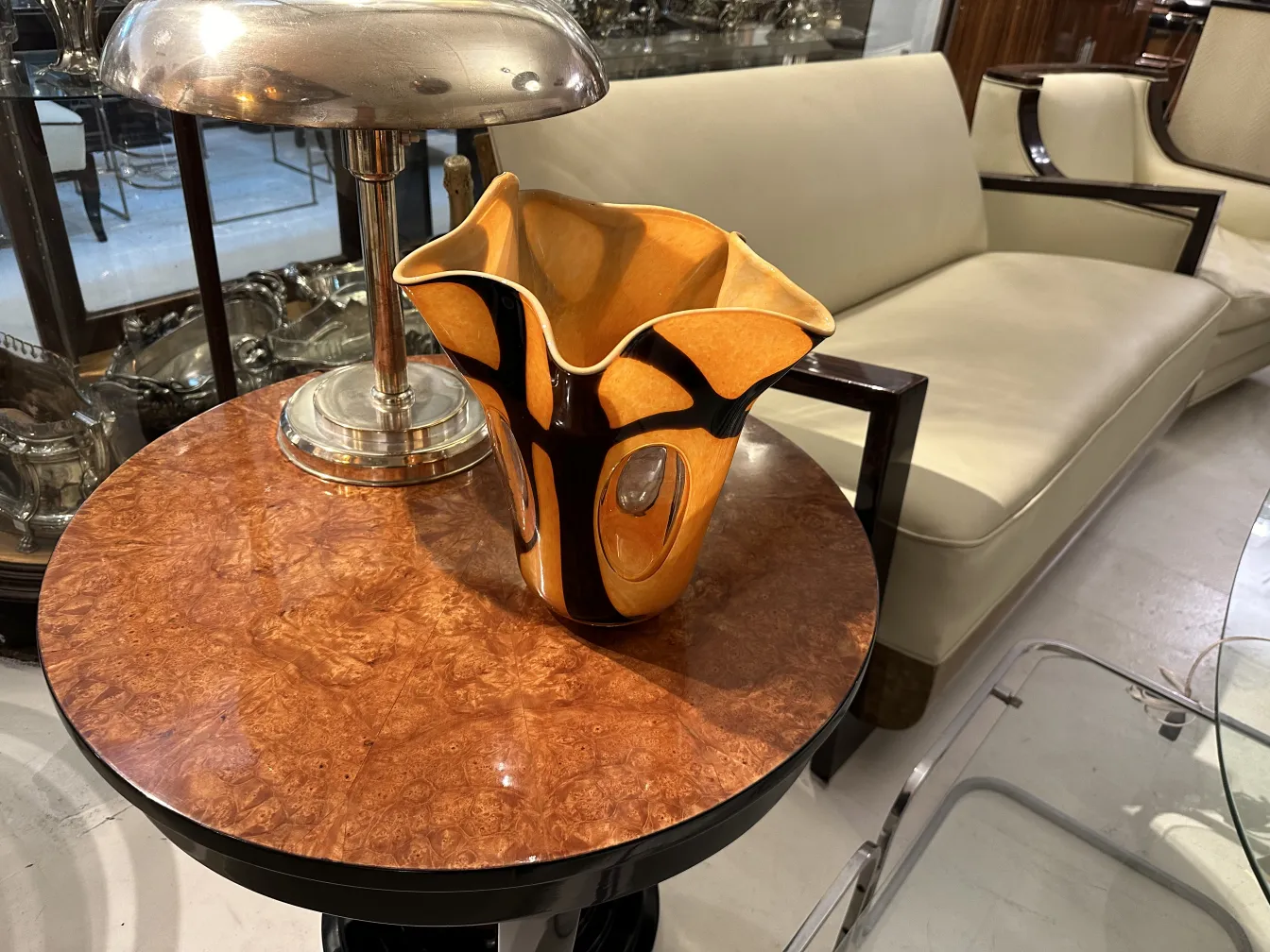 vaso antico con design astratto in arancione e nero