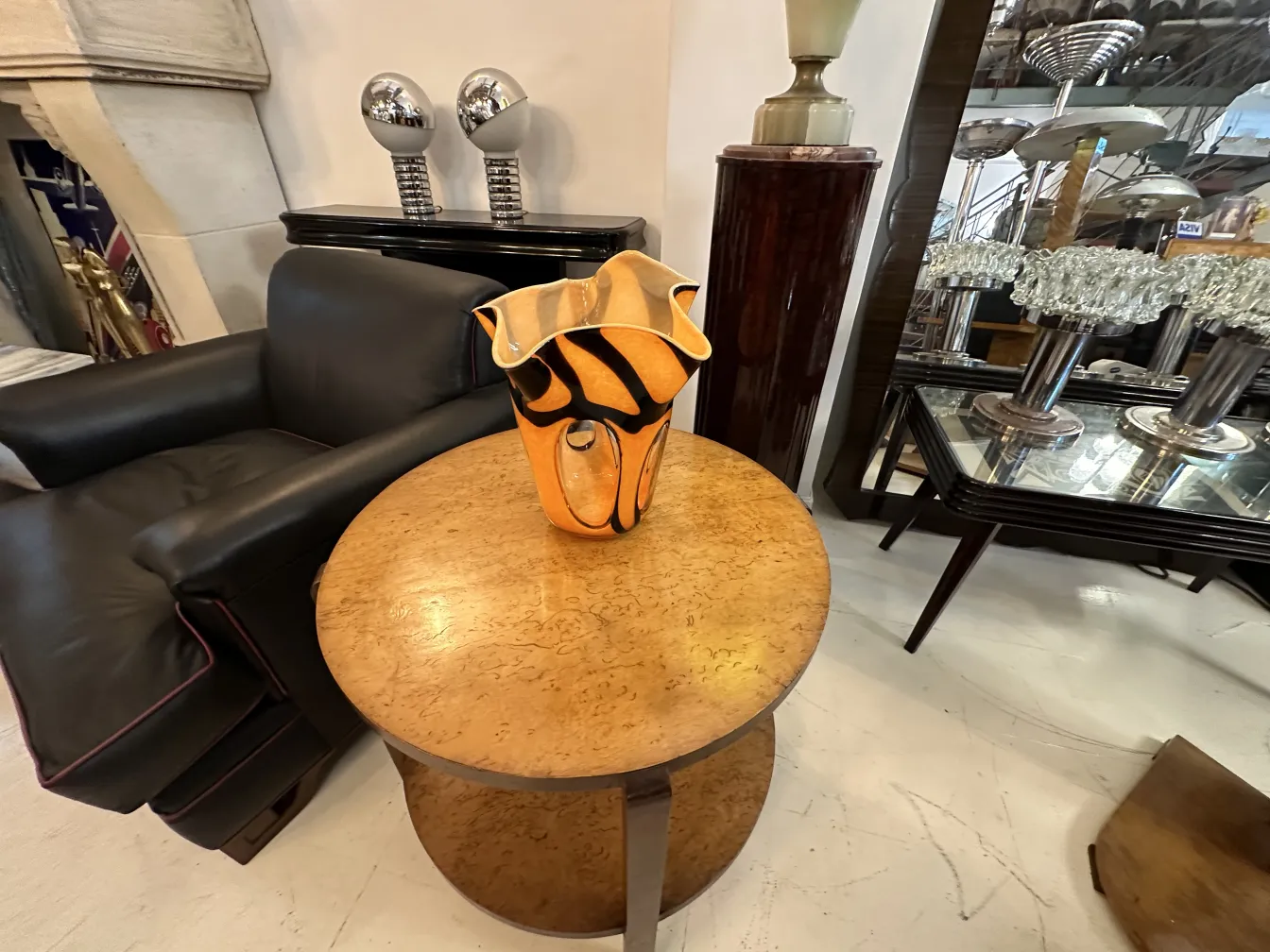 florero antiguo con diseño colorido sobre mesa