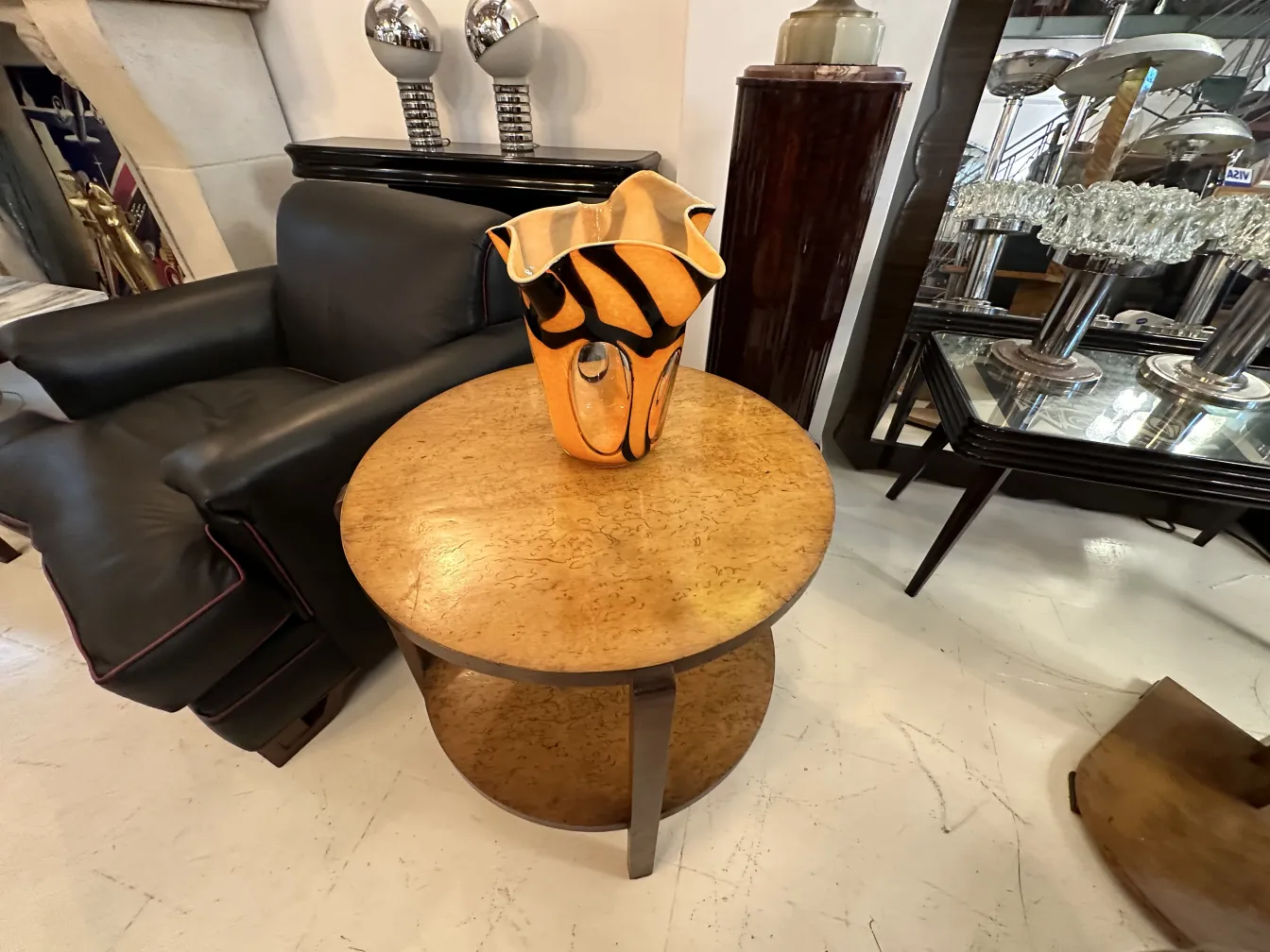 antike vase mit buntem und originellem design auf einem holztisch