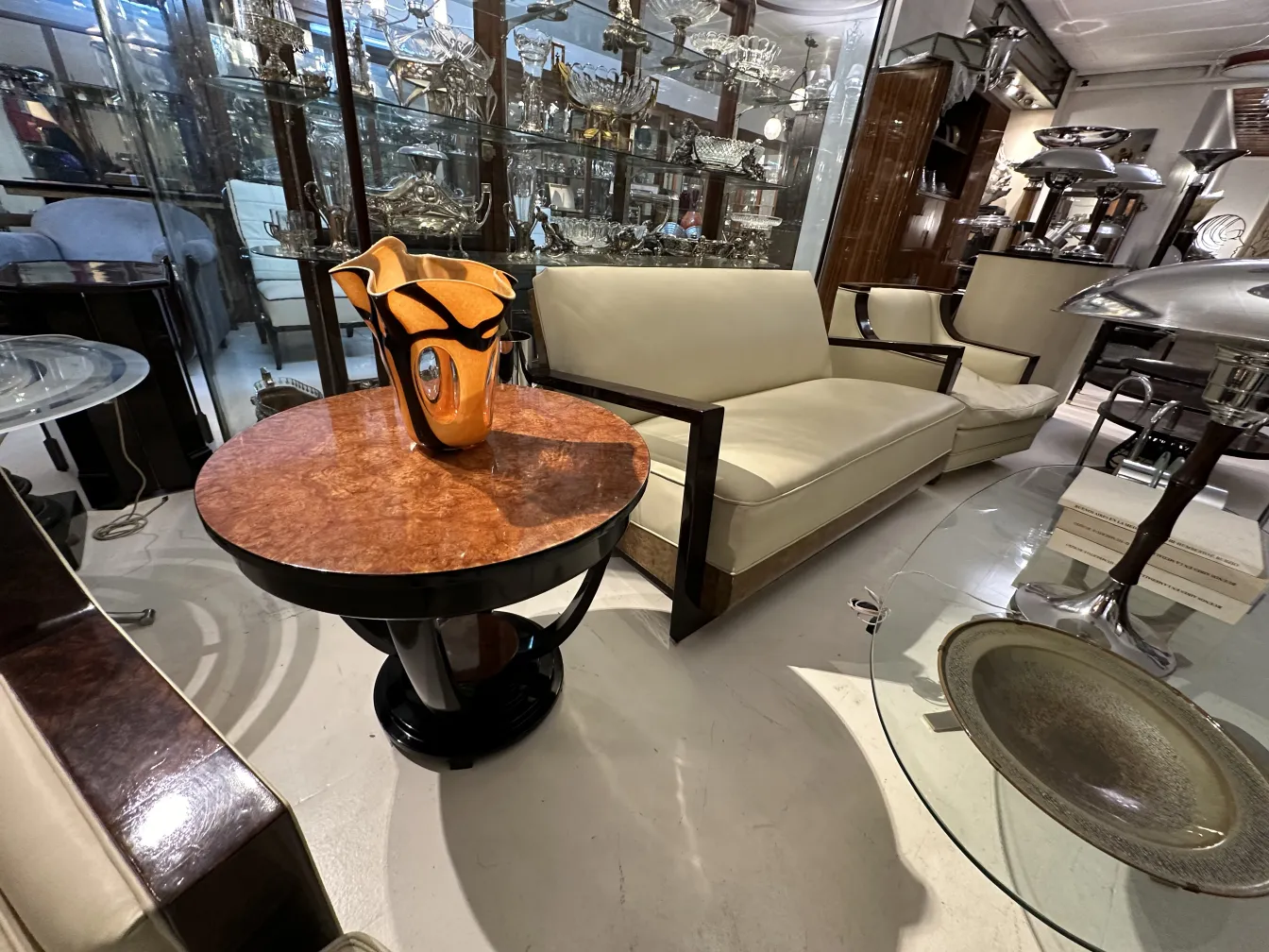 vaso antigo com design laranja e preto