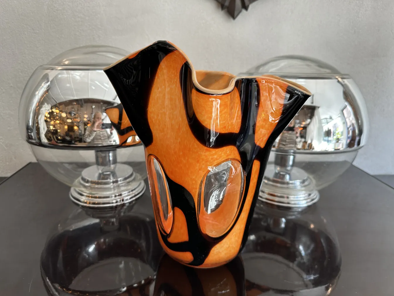 eindrucksvolle antike dekorative vase in orange und schwarz in moderner umgebung