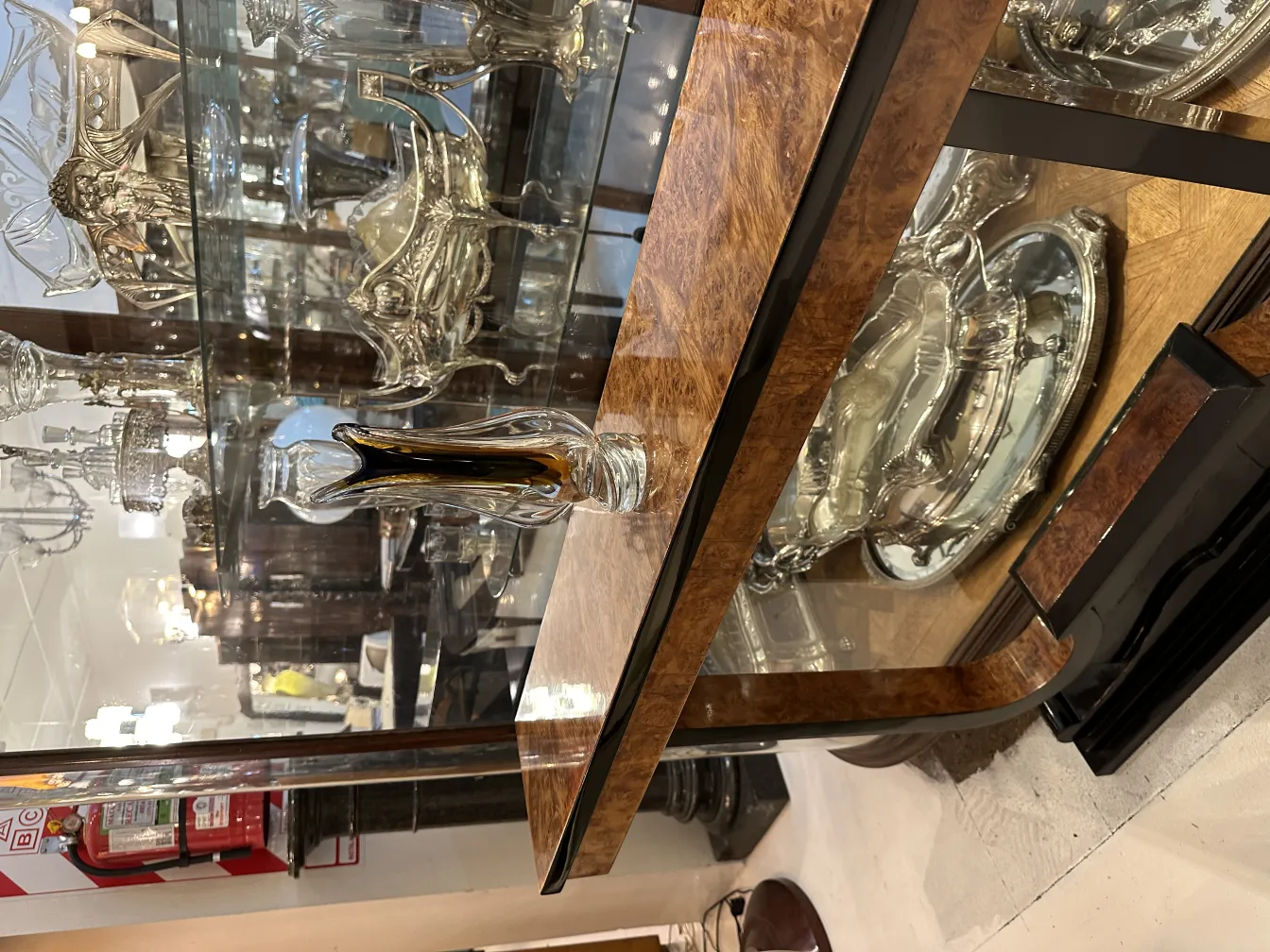 vaso antigo decorativo em cima de uma mesa de madeira