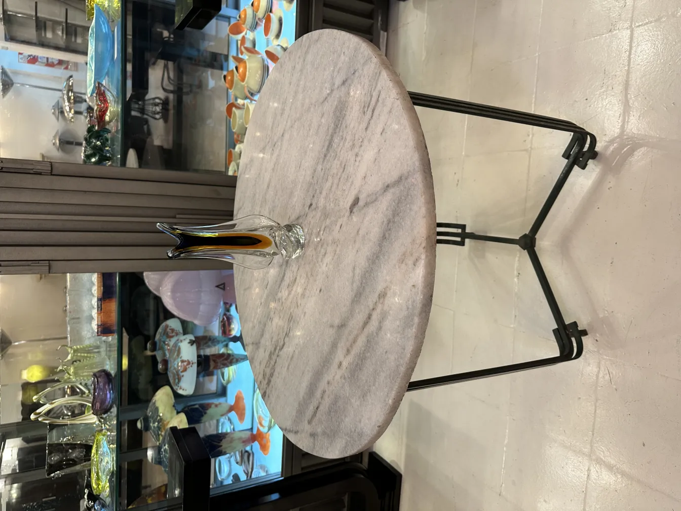 vase ancien sur table en marbre avec arrière-plan décoratif