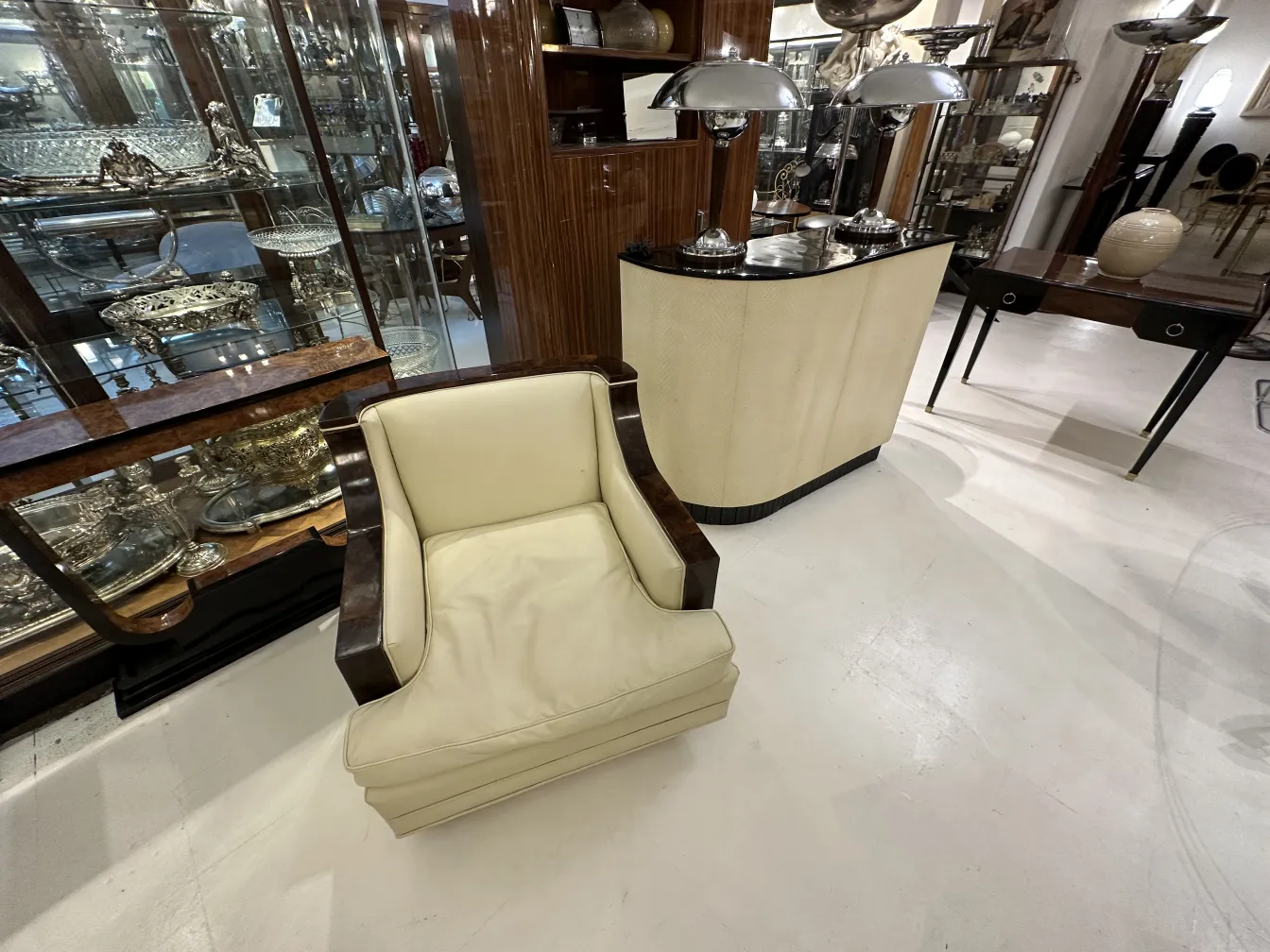 Vaso antico decorativo in un ambiente elegante