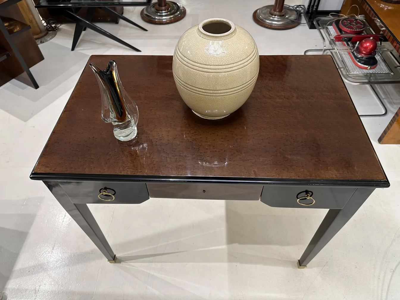 Antike dekorative Blumenvasen aus Keramik, schlichte Form, helle Farbe, in einem eleganten Rahmen mit einem Holztisch.