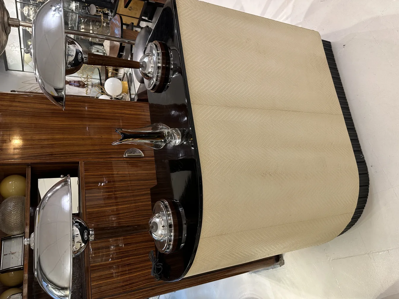 vaso de flores antigo com detalhes elegantes em fundo de móveis