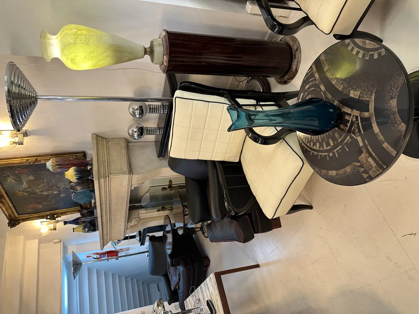 antike dekorative vase in einem eleganten raum