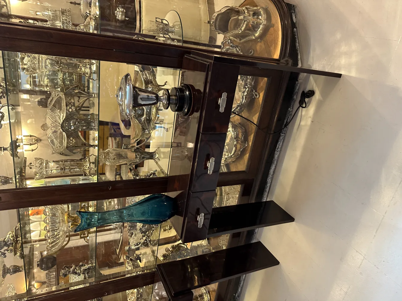 antike blaue Vase in einer Vitrine mit anderen Objekten