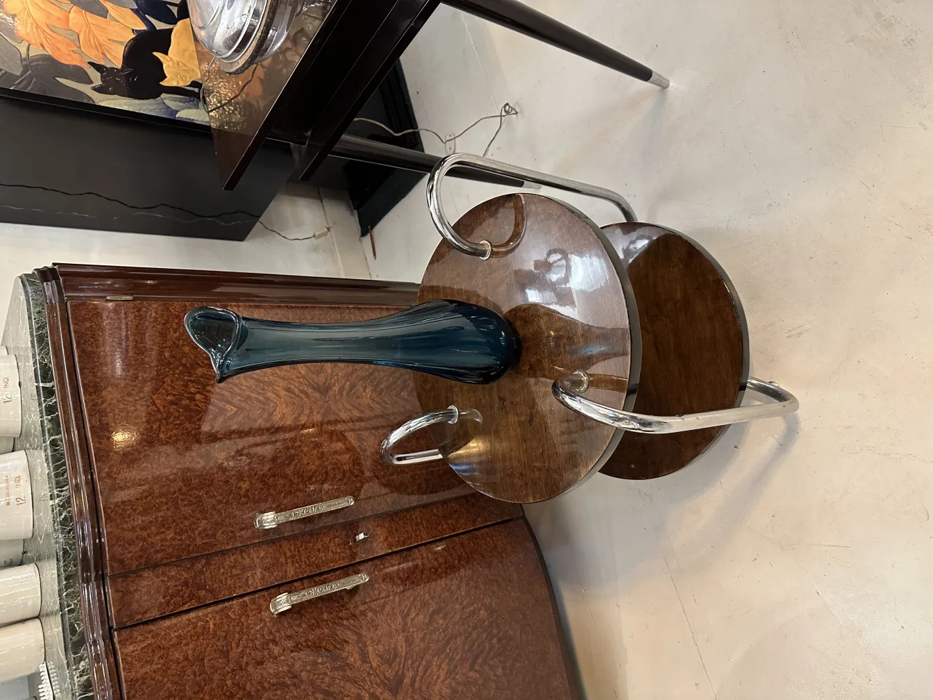 vaso de flores antigo com design elegante, em um espaço moderno