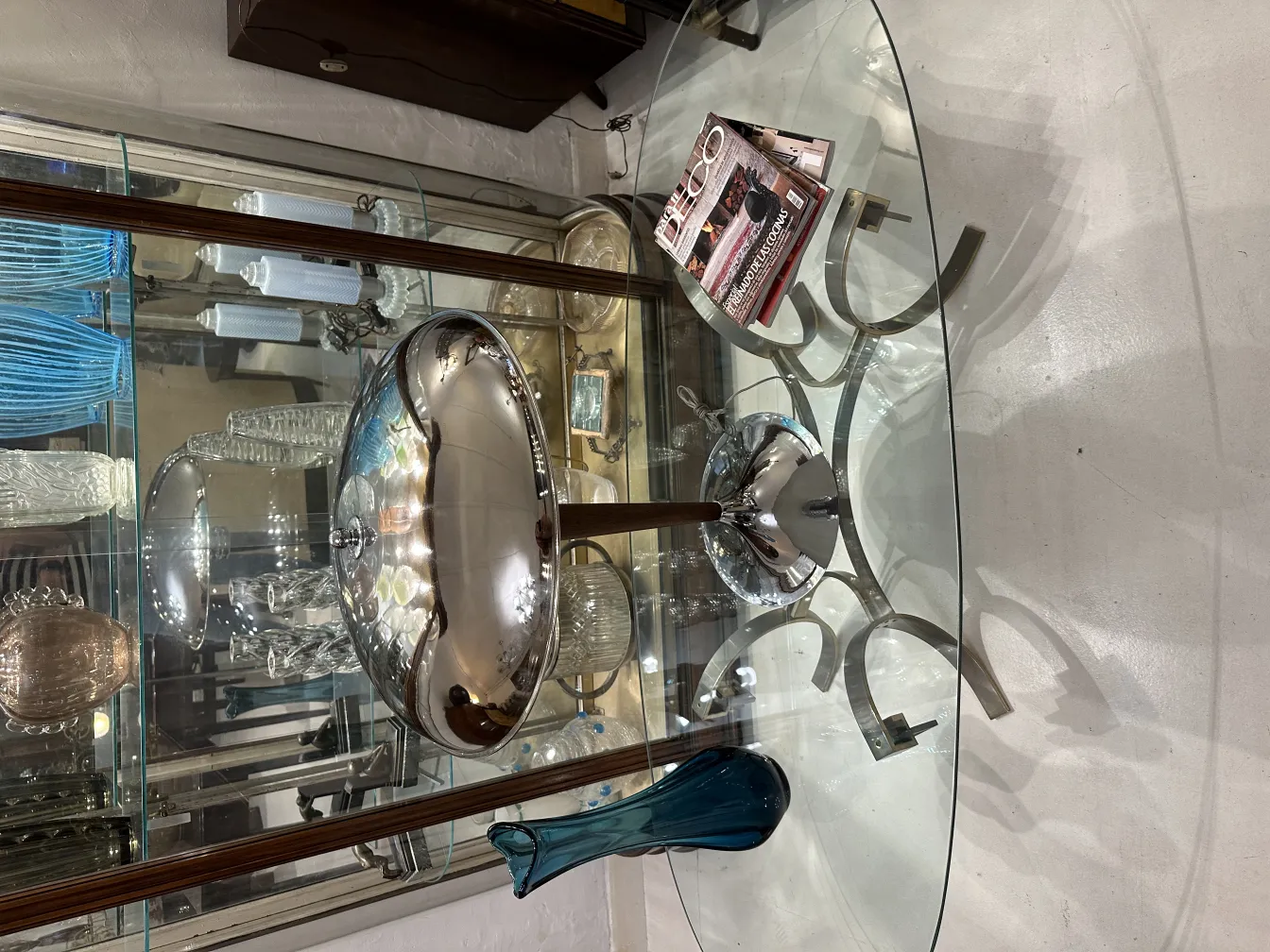 पुरातन फूलदान, जो अन्य वस्तुओं के साथ सजावट में है