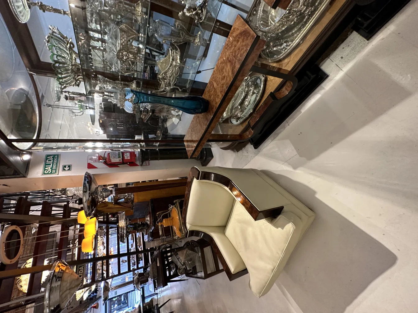 細かい彫刻が施された古い装飾用のガラス花瓶