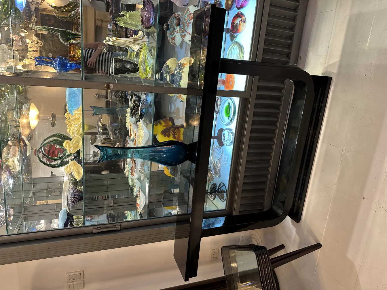 पुरानी नीली मिट्टी का फूलदान सजाया हुआ, विविध पृष्ठभूमि