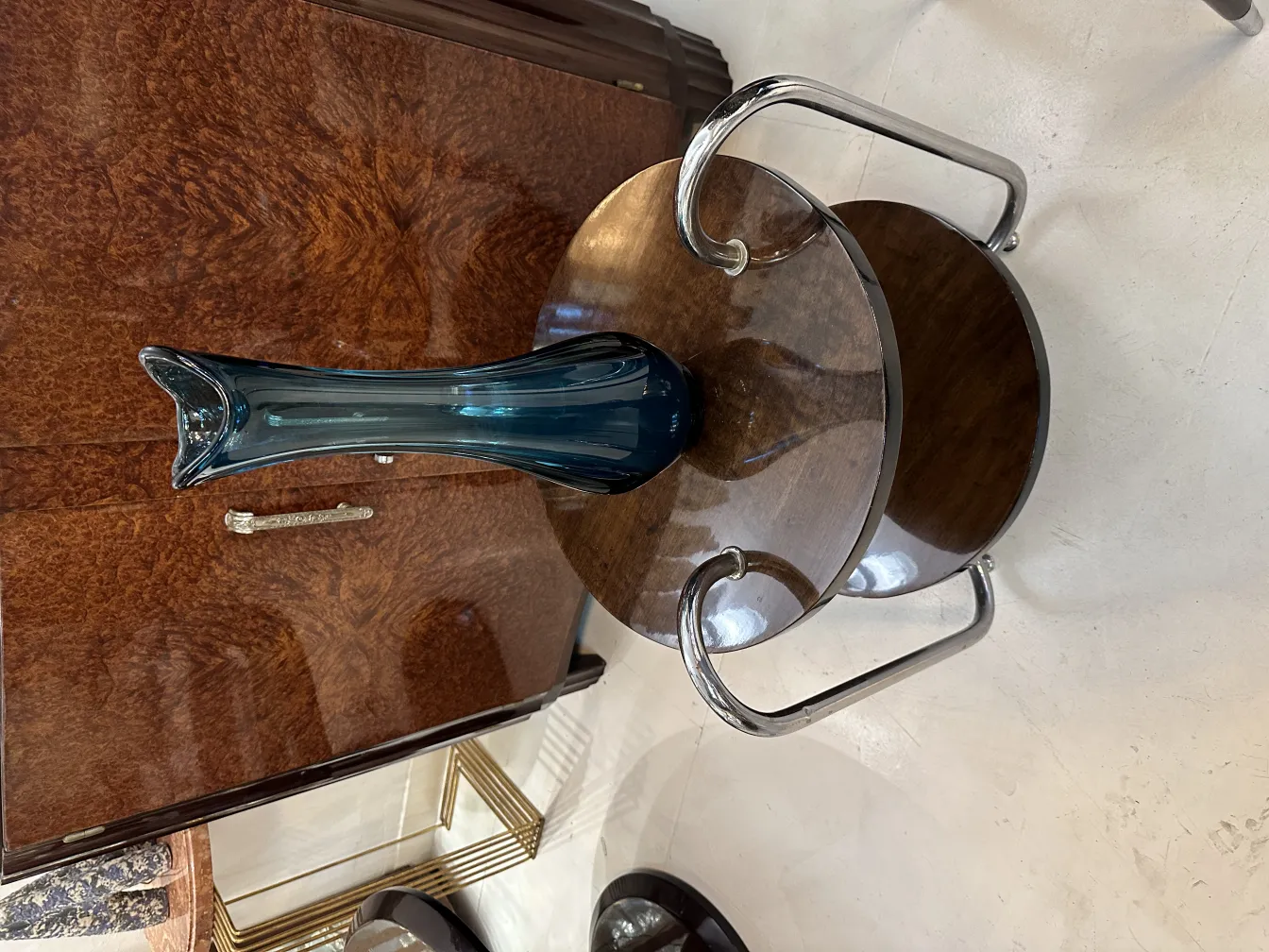 Vase ancien bleu sur une table en bois