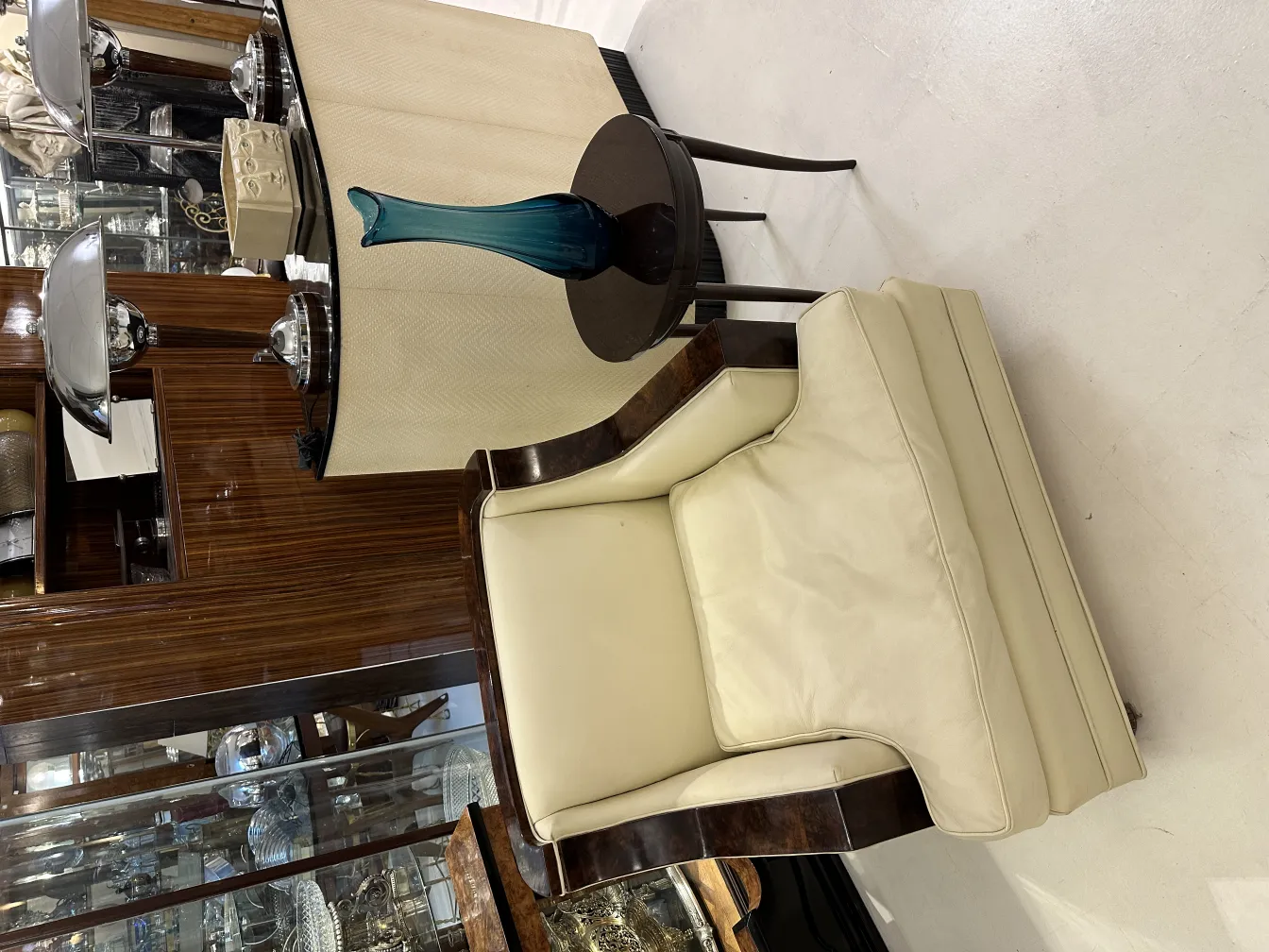 पुराने फूलदान की भव्यता, सजावटी वातावरण में