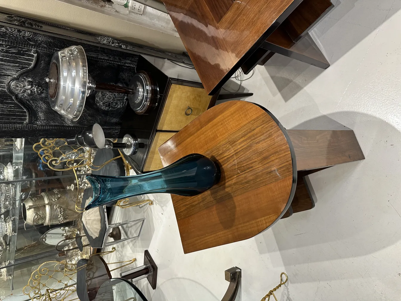 vaso antico in vetro con sfondo decorativo