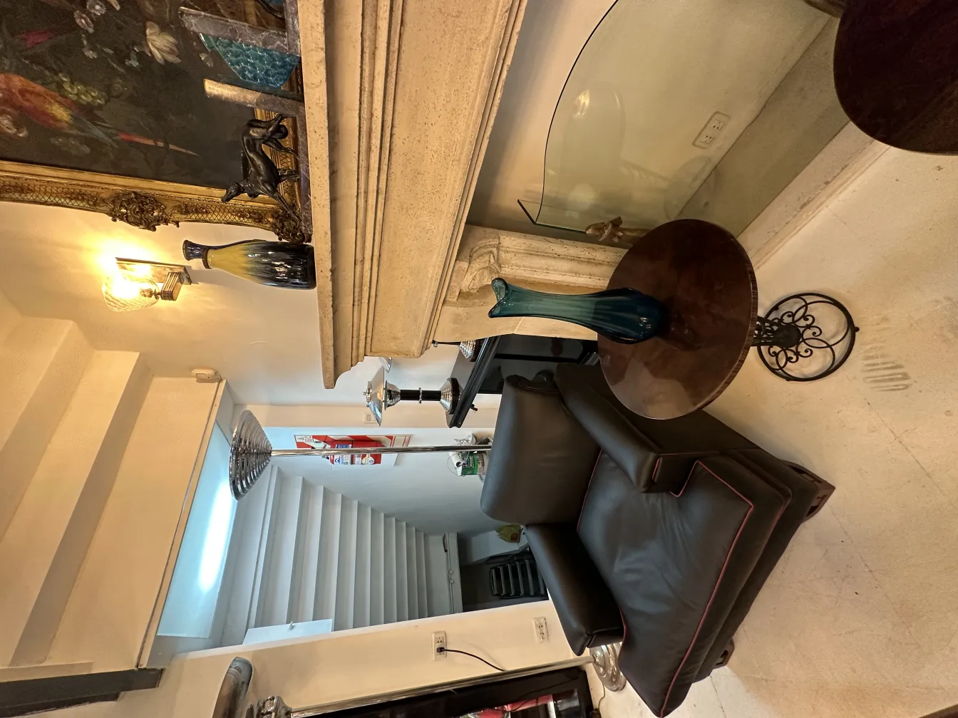 florero antiguo de forma elegante sobre una mesa