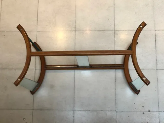 Tavolo antico con design curvo, per 8 persone.