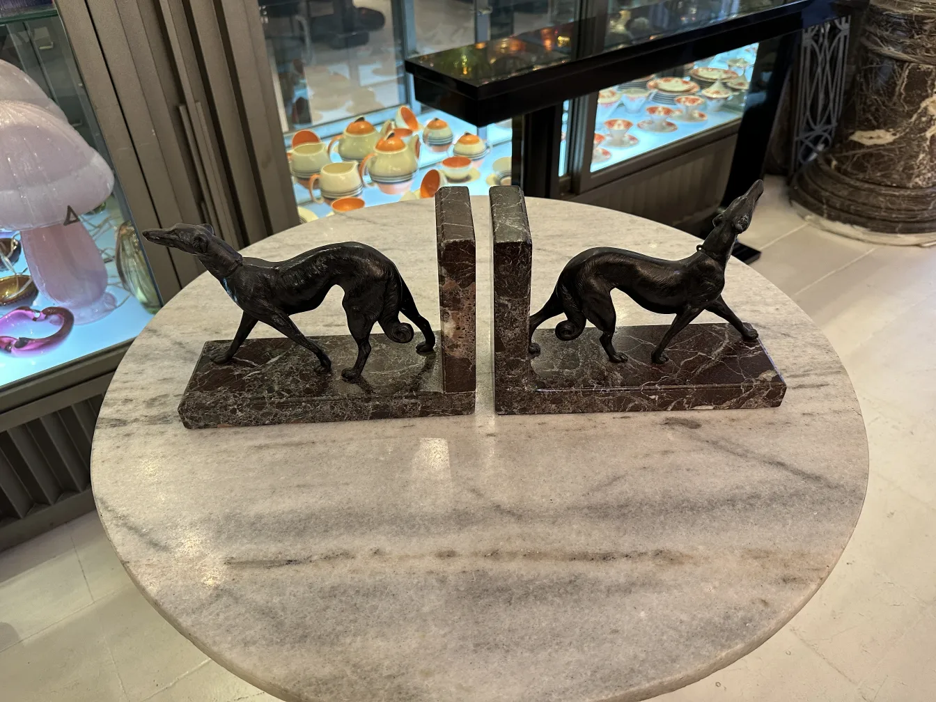 Antiguos aprieta libros con forma de perros en mármol.