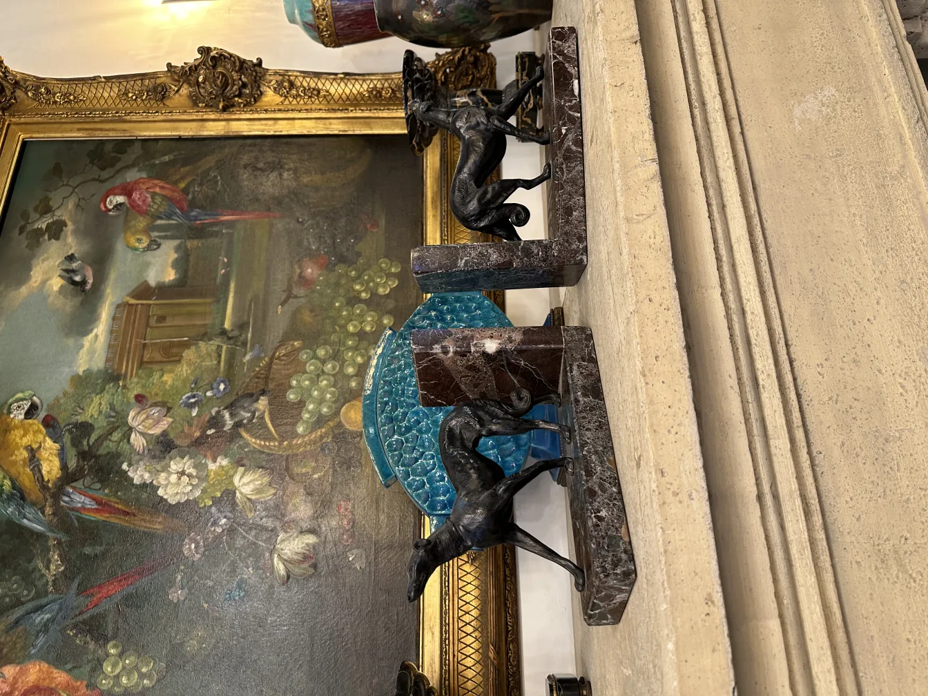 Suportes para livros antigos com figuras de cavalos na prateleira