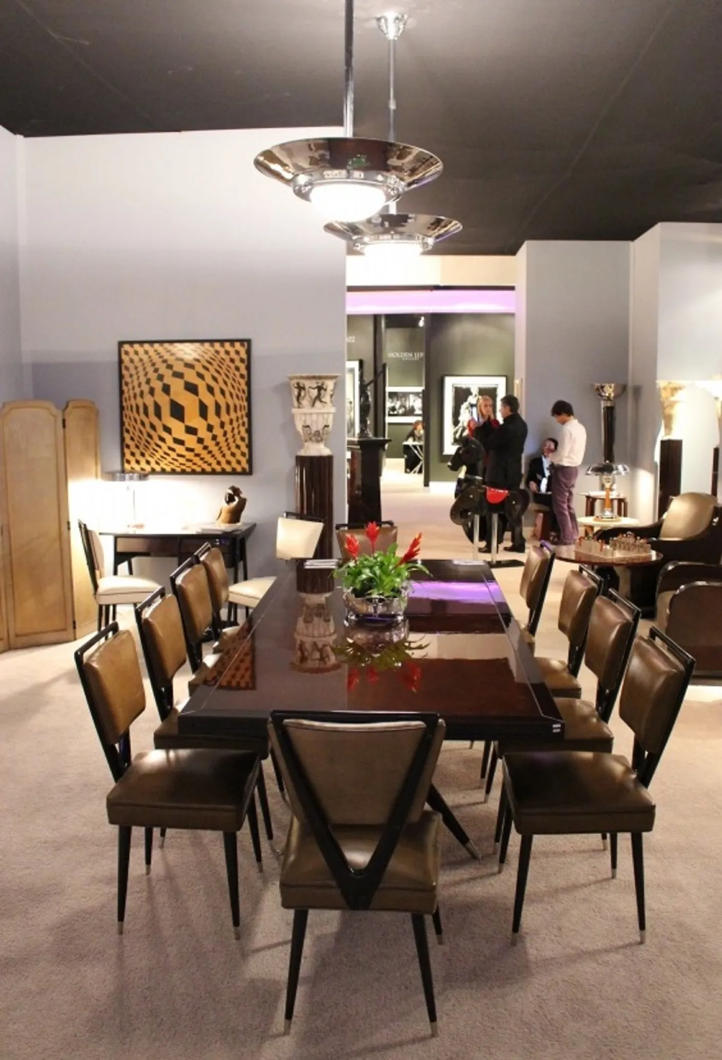 Ocho sillas antiguas de diseño carlo mollino en un ambiente elegante