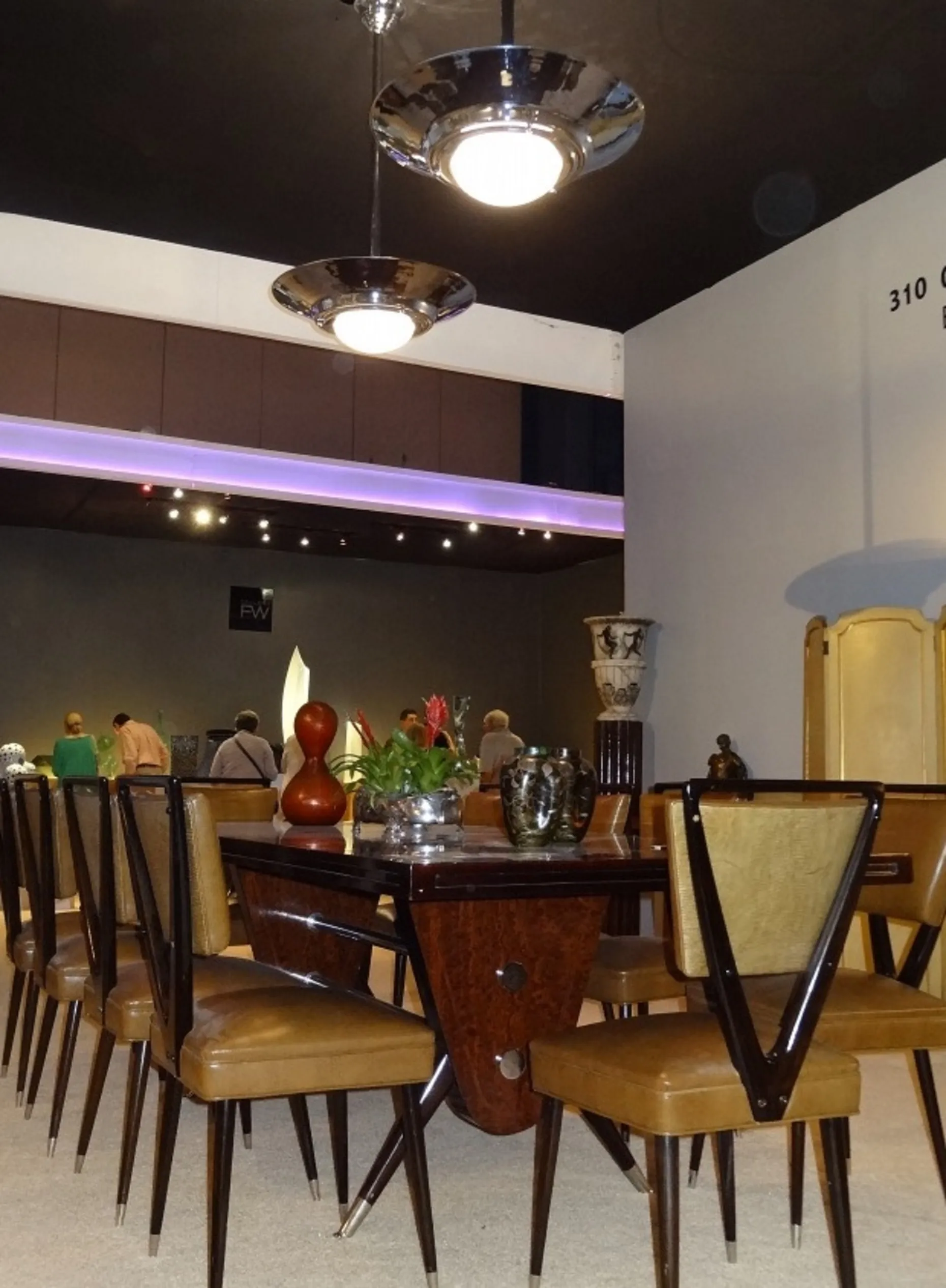 Conjunto de 12 cadeiras antigas de carlo mollino em um ambiente elegante