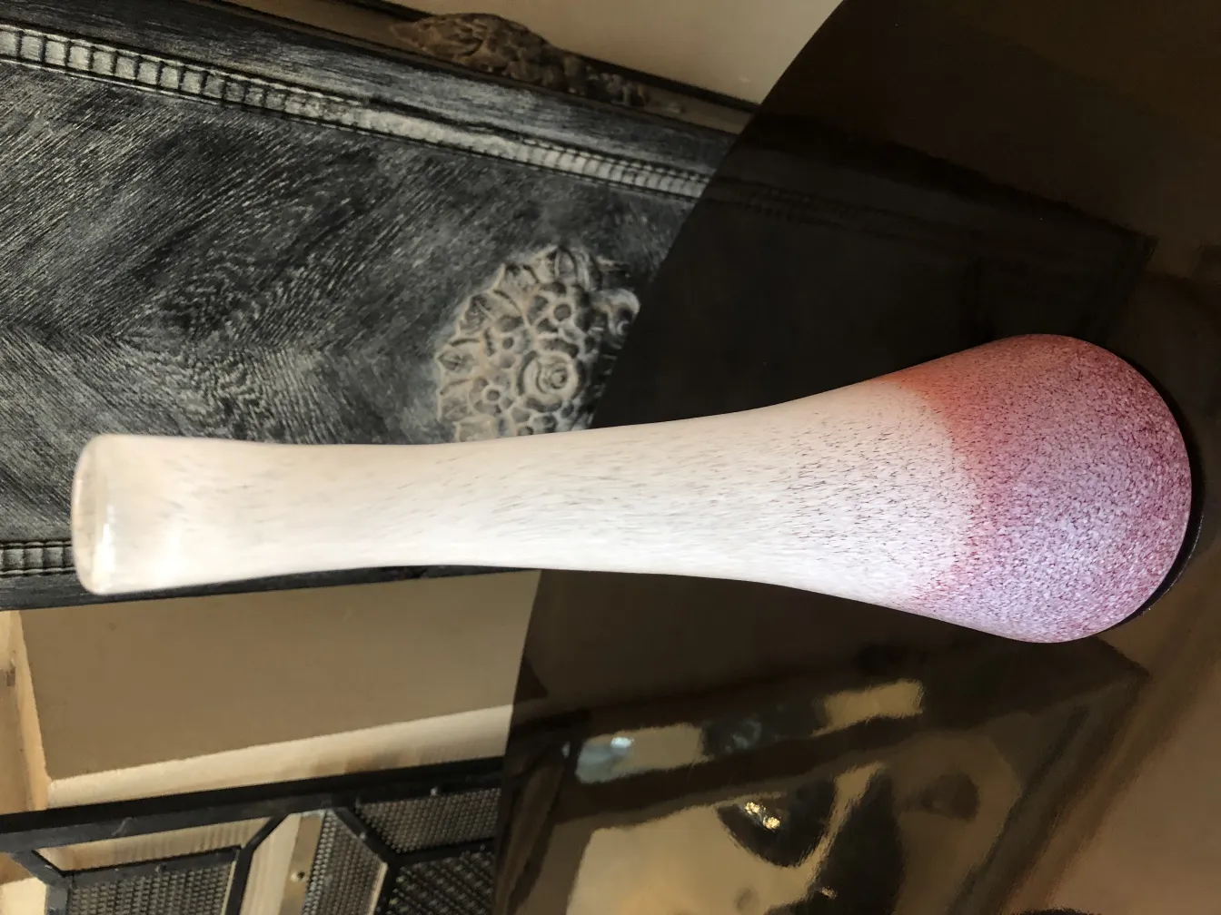 antike vase mit buntem design auf einem tisch