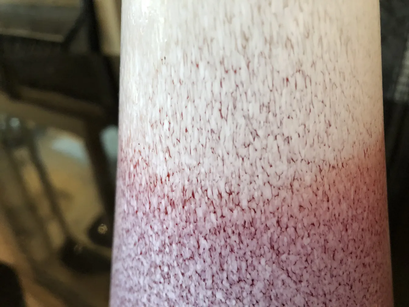 古董花瓶，白色和红色渐变效果，舒适环境