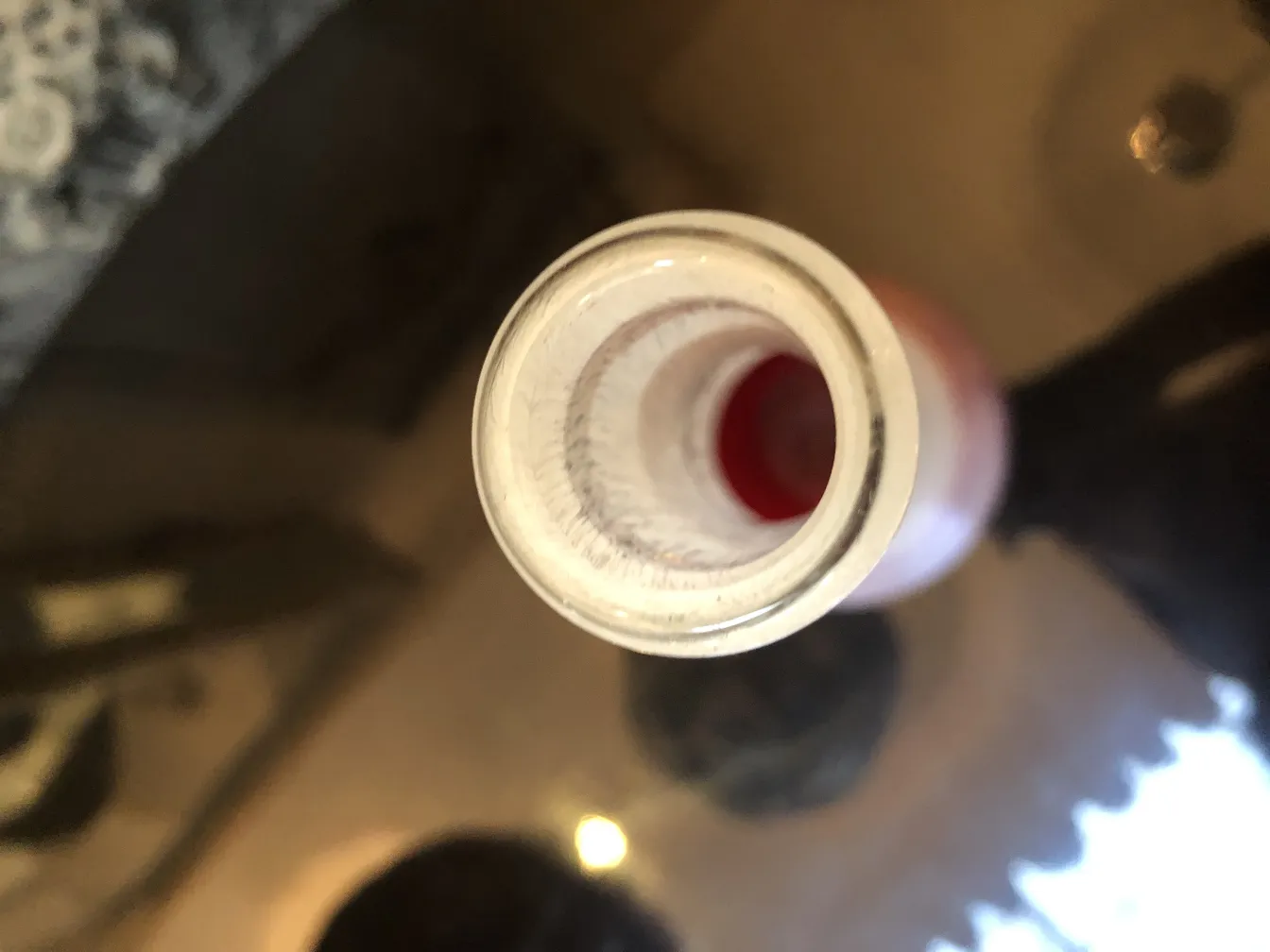 古老的装饰花瓶内部视图，呈圆形