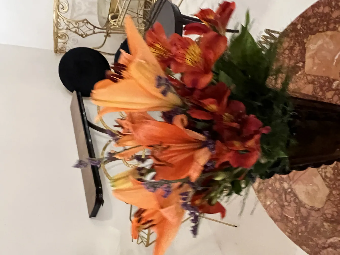 vaso antigo com flores laranja em um ambiente elegante.