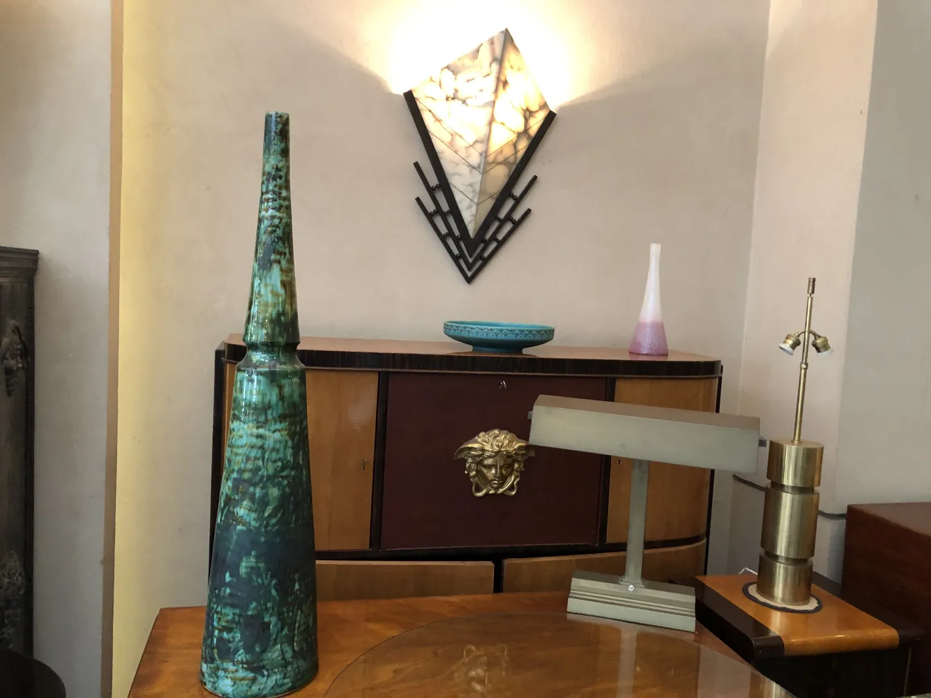 dekorative alte vase mit stilisierter form in einer eleganten umgebung