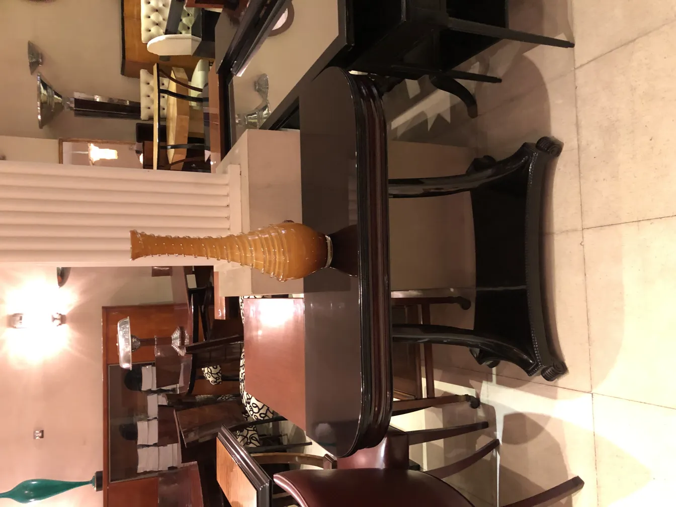 vaso antigo de forma elegante sobre uma mesa