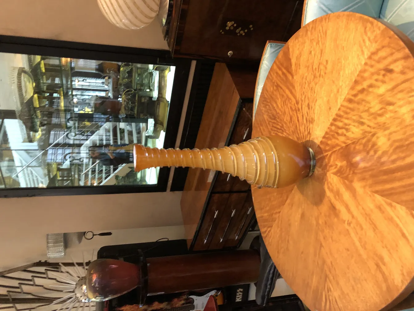 elegante antike vase auf einem Holztisch