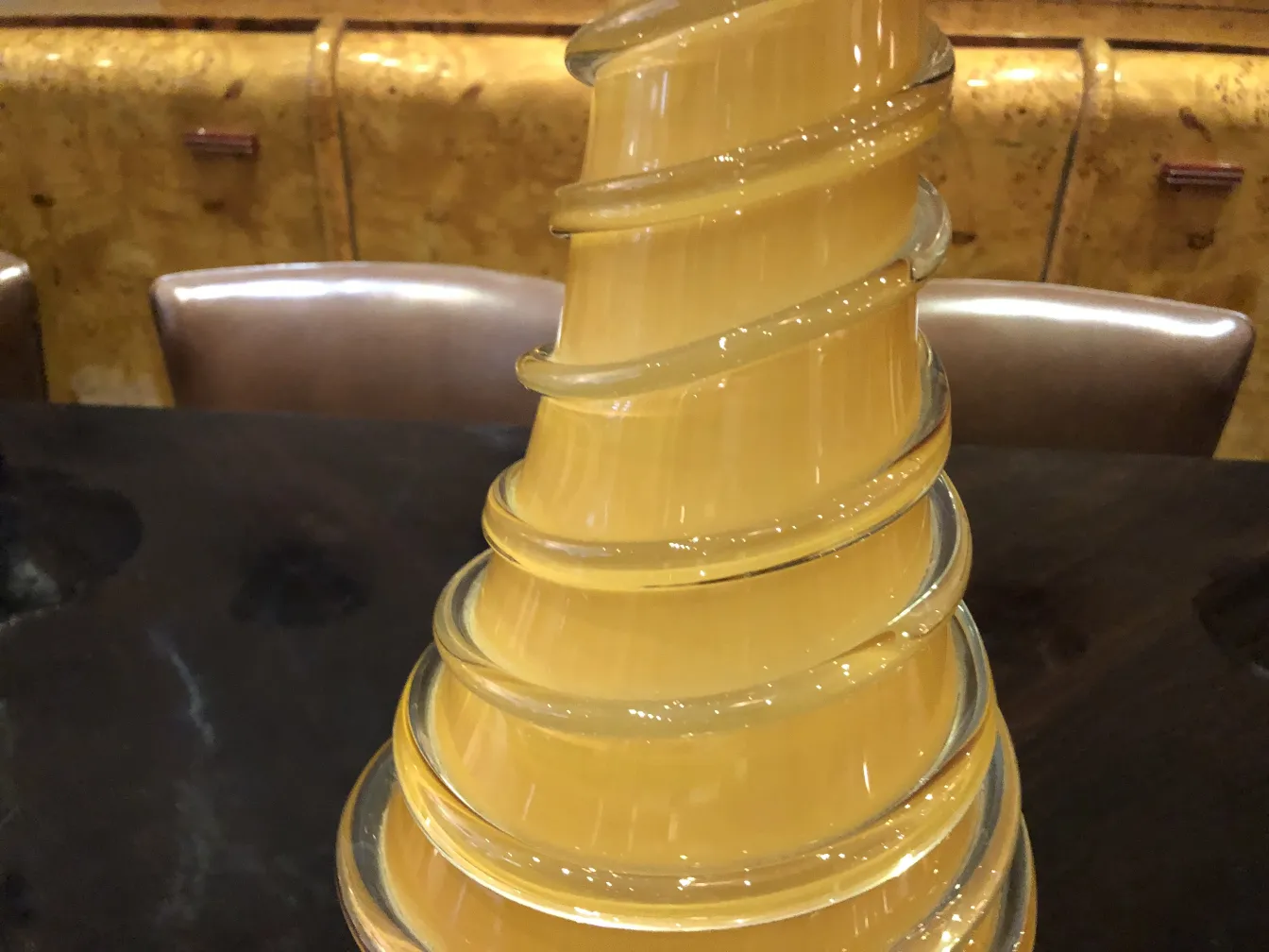 vaso de flores antigo em forma de espiral, cor amarela em ambiente elegante