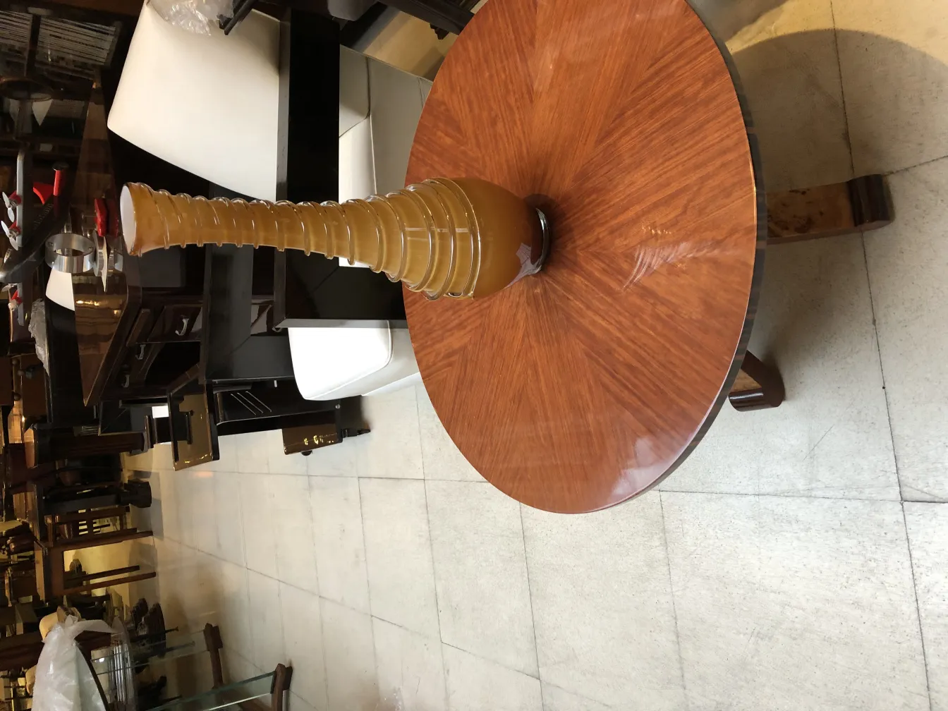 alto vaso antico con design delicato su tavolo