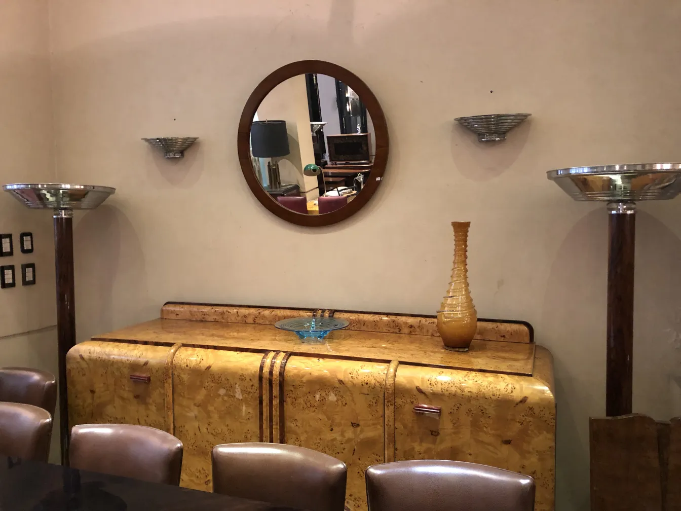 vase ancien avec une forme élégante sur une table