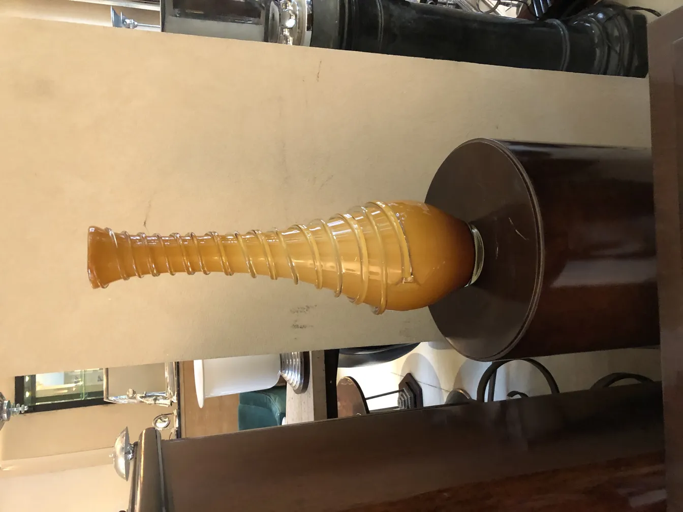 vase antico con forma stilizzata, dettagli di design in un ambiente accogliente